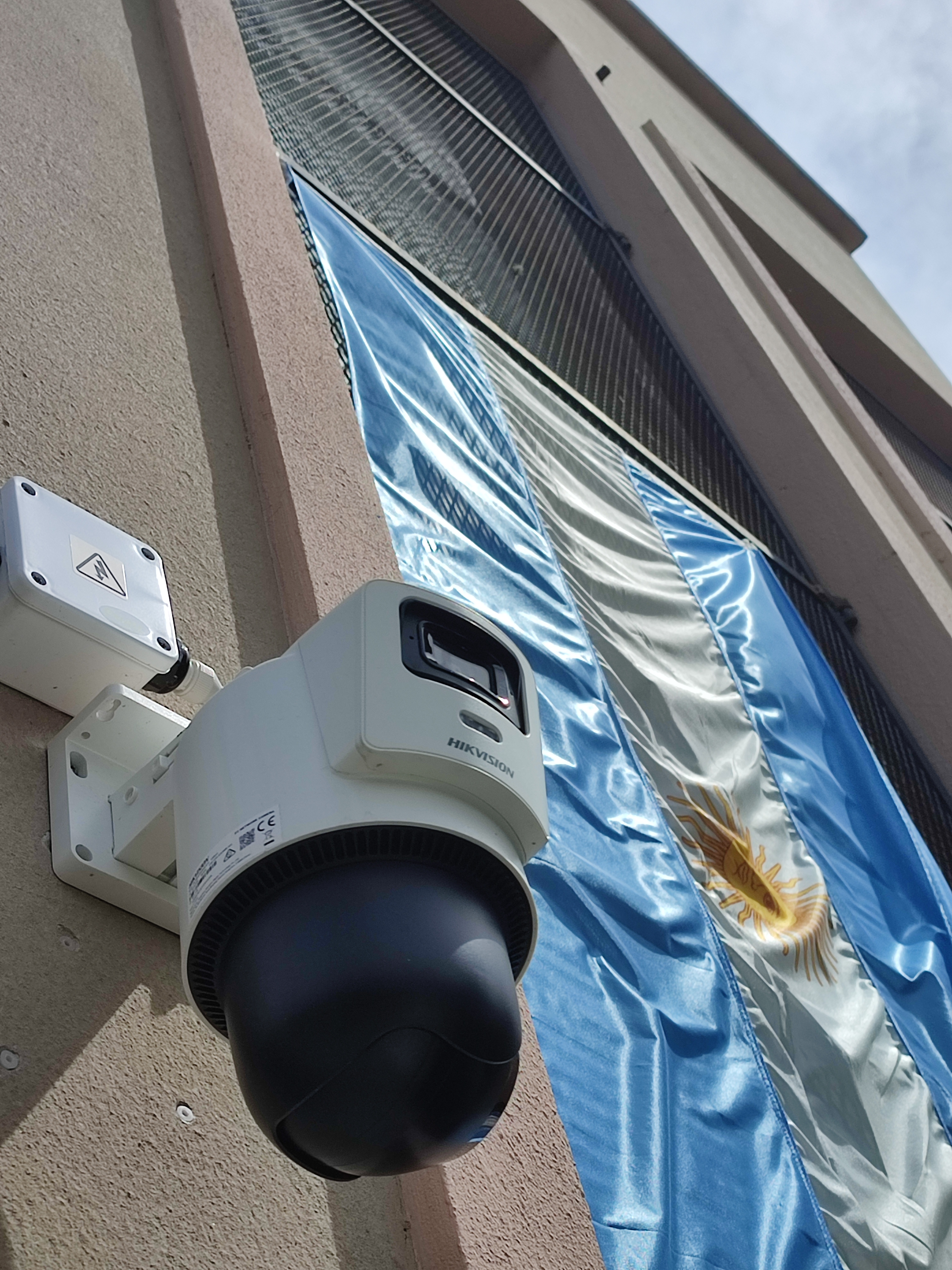 Cámara de videovigilancia instalada en el exterior de una propiedad