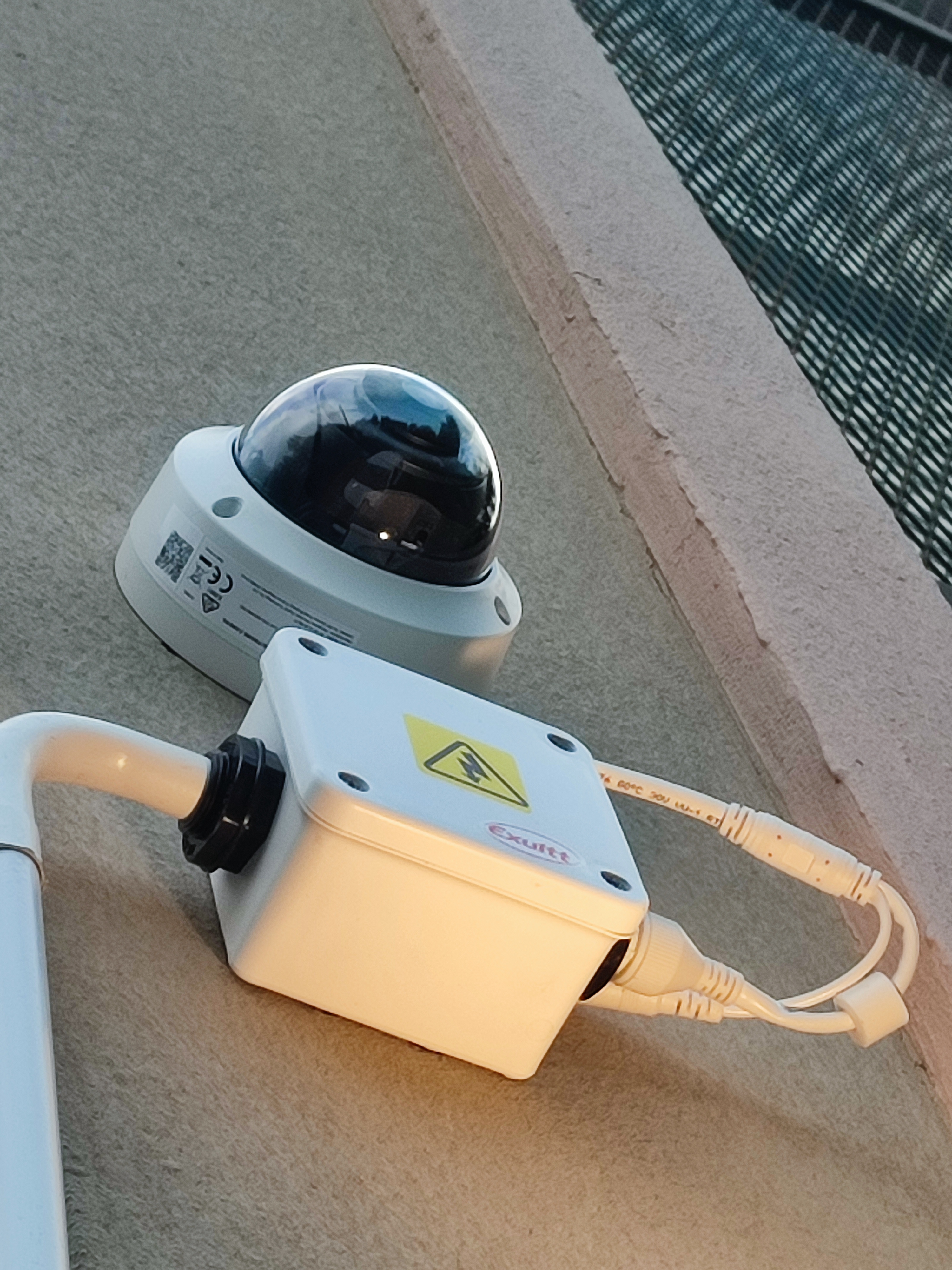 Cámara de seguridad instalada en el exterior de una propiedad